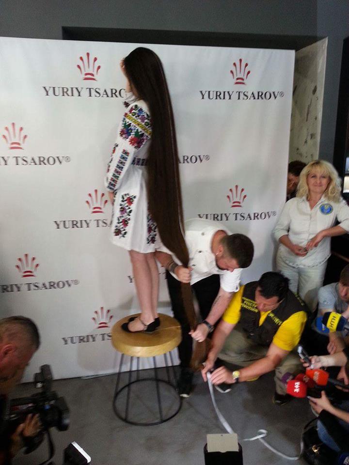 В Украине определились с самой длинноволосой девушкой. ФОТО