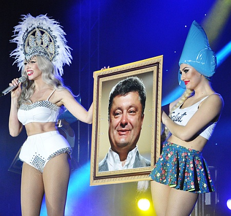 Украинская поп-дива выступит на Донбассе с портретом Порошенко