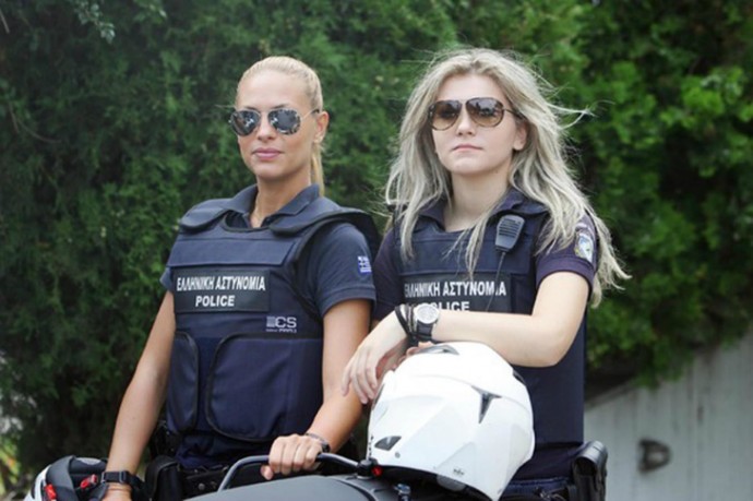 Блогеры восхищаются эффектной блондинкой-полицейским